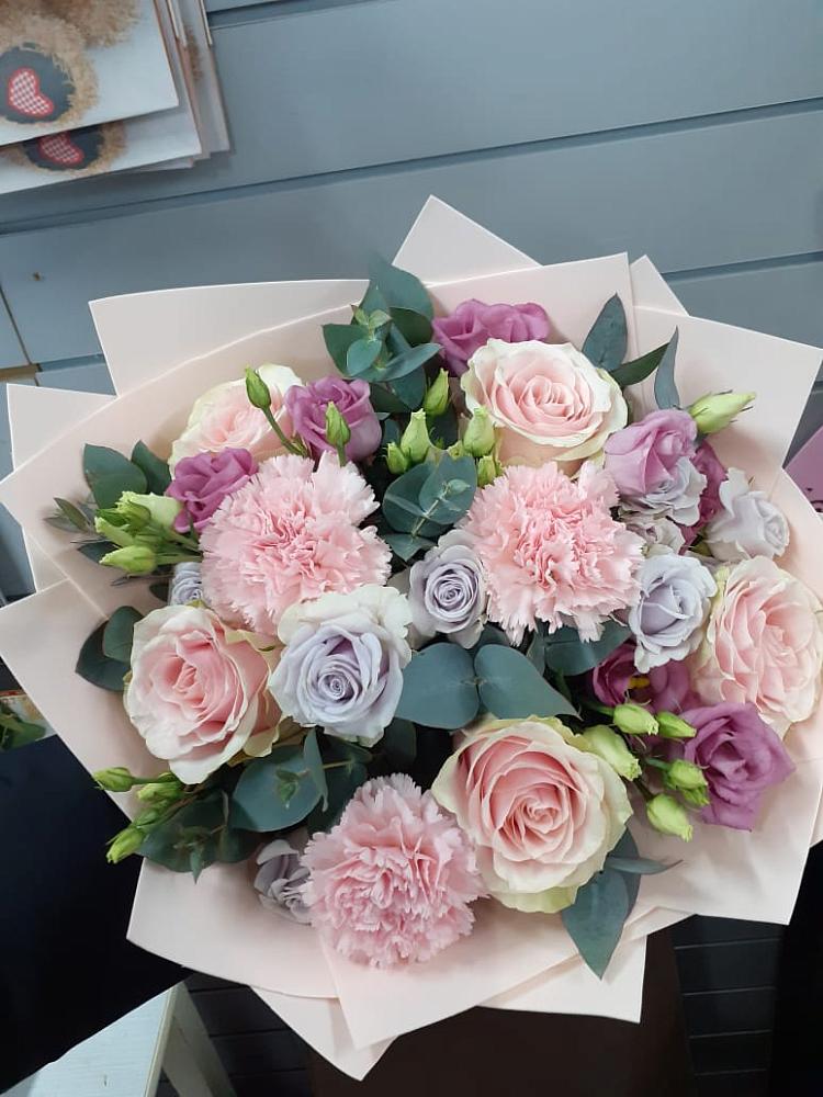 Букет цветов из: Розы, Гвоздики и Лизиантусы в Часцы